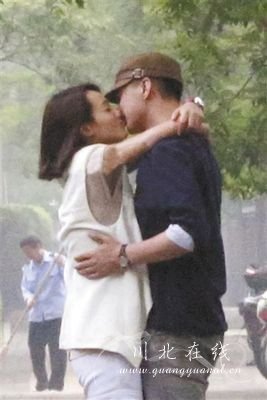 朱丹周一圍忘情激吻