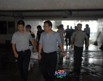 四川省旺蒼縣委常委、常務(wù)副縣長王定虓深入縣政務(wù)中心檢查指導(dǎo)災(zāi)后自救工作
