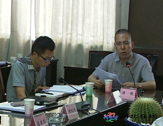 四川省岳池法院機(jī)關(guān)黨委書記粟澤光受邀在縣政府常務(wù)會(huì)上授課