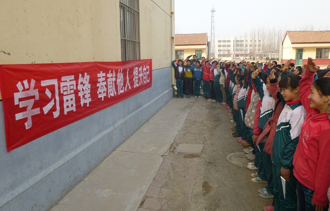 高青縣黑里寨中學(xué)開展“學(xué)習(xí)雷鋒 奉獻他人 提升自己”宣誓活動