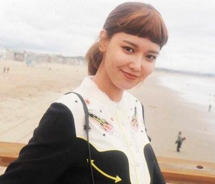 少時(shí)秀英撞臉<a data-cke-saved-href=http://www.zdface.com/e/search/result/index.php?searchid=2551&getvar=1 href=http://www.zdface.com/e/search/result/index.php?searchid=2551&getvar=1 target=_blank class=infotextkey>唐嫣</a> 一分鐘包你學(xué)會(huì)女神標(biāo)配一字眉.jpg