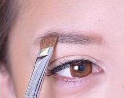 少時(shí)秀英撞臉唐嫣 一分鐘包你學(xué)會(huì)女神標(biāo)配一字眉2.jpg