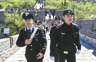中意警員長(zhǎng)城巡邏 意警員熱愛中國(guó)文化曾在羅馬孔子學(xué)院習(xí)