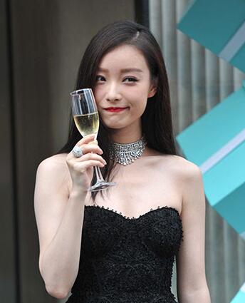 學(xué)女星倪妮允兒畫鼻影 擁有立體高鼻梁提升顏值1.jpg