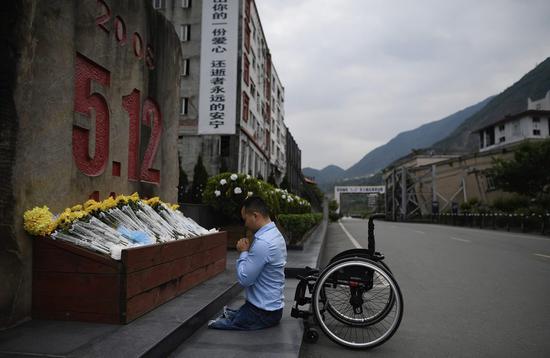 5.12特大地震悼念日期間,代國(guó)宏回到了北川老城,悼念遇難同胞。