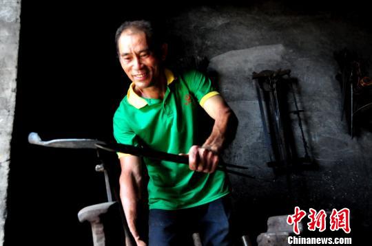 謝培偉在調(diào)整鐵器!∴嚉g 攝