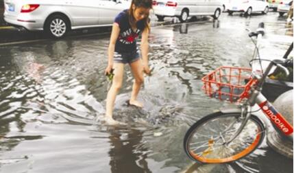 成都女孩光腳清下水道 瓢潑大雨中及時將積水排走