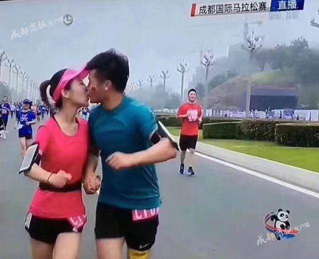 情侶參加馬拉松邊跑邊熱吻 網(wǎng)友:心疼后面的小伙