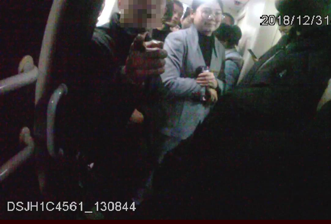 男子醉鬧列車霸通道 醉漢也不能如此霸道