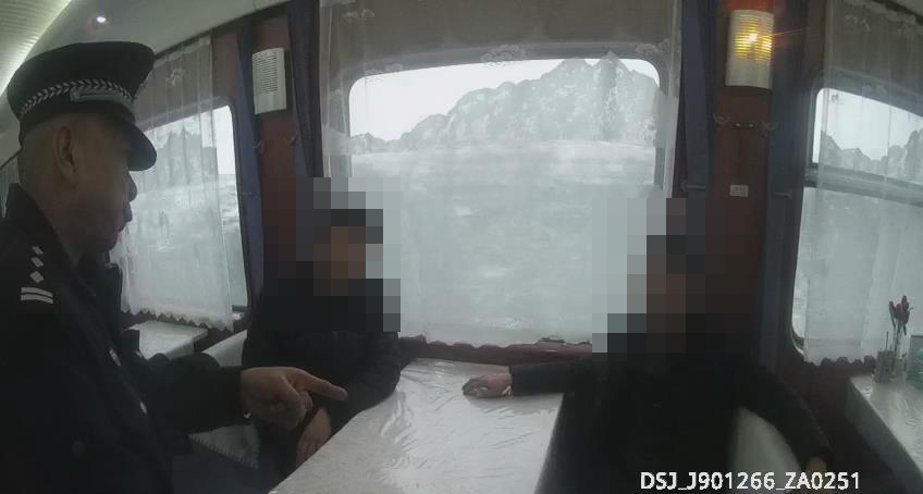 男子醉鬧列車霸通道 醉漢也不能如此霸道
