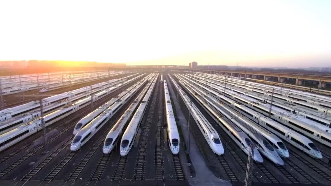 列車不是只有“霸座家族”,也有人間溫情