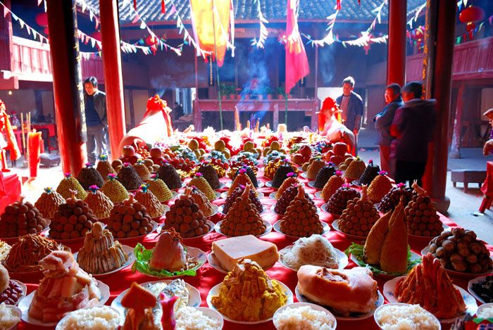 隨著風(fēng)俗的演變,一些常年在外地打工的人們回到家鄉(xiāng)后,也總是會給年邁的父母包上一個紅包,感恩他們的養(yǎng)育之情,希望老人可以長壽幸福。而移動支付的興起更讓朋友間搶紅包成為一種流行,這更加活躍了親朋聚會時的熱鬧氛圍。 做完這三件事,才是真真正正地過了一個圓滿的春節(jié)。這些歷經(jīng)千年還在傳承的古老傳統(tǒng),是中華血脈得以永恒流傳的外在基礎(chǔ),萬萬不可在我輩手中丟失。 大年初一,表示著新的一年已經(jīng)開始,放鞭炮、祭祖、發(fā)紅包……你還有什么沒有做嗎?
