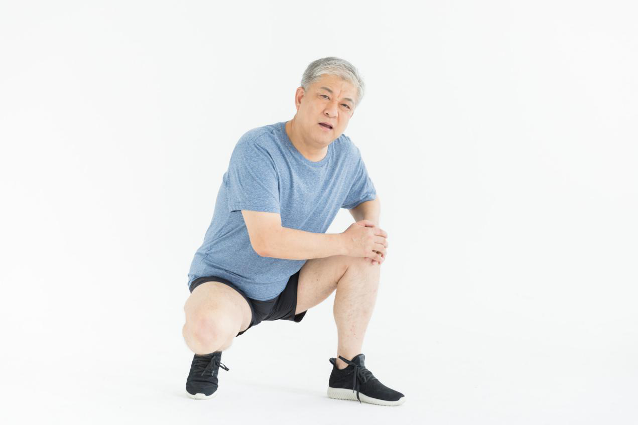 1550557492226157.png 原標題:膝關節(jié)炎怎么治療?避開三大誤區(qū)吃氨糖軟骨素鈣片緩解 膝關節(jié)炎怎么治療?避開三大誤區(qū),吃氨糖軟骨素鈣片緩解 人常說,人未老腿先老,根據(jù)醫(yī)學統(tǒng)計有85%老年人都患有骨關節(jié)炎。膝關節(jié)炎又稱退行性關節(jié)炎,主要是由于軟骨退行性變性引起的。當你發(fā)現(xiàn)膝關節(jié)疼痛、晨僵、明顯的活動受限時,就要警惕是膝關節(jié)炎了。 那么,膝關節(jié)炎應該怎么科學治療呢?很多人對于骨關節(jié)炎的治療和預防存在不少誤區(qū),尤其是以下常見的幾個。
