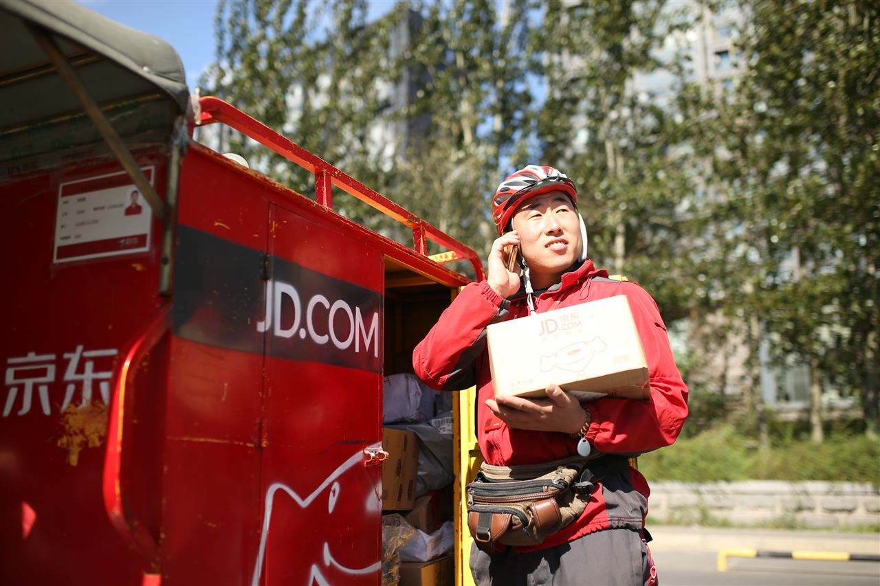 原標題:京東宣布擴招員工 一收一放之間有啥玄機 上周,京東證實將對10%的副總裁以上高管進行優(yōu)化,很多人立刻算了筆賬,裁人究竟能為京東省多少錢。但就在剛剛,記者獲悉,京東宣布2019年的新增崗位需求預計將達1.5萬人。 這1.5萬個新增崗位中,京東物流今年將新增1萬名員工,招聘對象以一線員工及基層管理者為主,而零售子集團等板塊的招聘方向?qū)⒅饕劢褂谔嵘脩趔w驗等領域。 這一收一放之間,驗證了春節(jié)前京東集團董事局主席兼首席執(zhí)行官劉強東在全員信中所提及的,整個集團正在向“小集團,大業(yè)務”轉(zhuǎn)型,同時,此舉也表明了京東對業(yè)務發(fā)展的充足信心,以及對推動中國經(jīng)濟成長、促進就業(yè)等領域社會責任的堅定踐行。 據(jù)悉,京東集團目前擁有零售、物流、數(shù)字科技三大核心業(yè)務,同時,京東物產(chǎn)、京東安聯(lián)保險和京東云等創(chuàng)新業(yè)務也表現(xiàn)出強勁的發(fā)展?jié)摿Α=刂?018年三季度末,京東集團擁有的全職員工數(shù)量超過17萬人,以物流為基礎的供應鏈網(wǎng)絡覆蓋100%國內(nèi)行政區(qū)縣,間接拉動的眾包配送員、第三方商家電商專員等就業(yè)人數(shù)達上千萬。2018年前三季度,京東集團在技術研發(fā)的投入達86.4億元,引入大量尖端技術人才,技術研發(fā)團隊人數(shù)已達2萬人。在強有力的技術研發(fā)投入下,京東不斷夯實核心技術研發(fā)和應用創(chuàng)新能力,在智能供應鏈、智能物流、IoT等領域?qū)崿F(xiàn)豐富應用場景下的持續(xù)創(chuàng)新,從而形成獨特的軟硬件一體的技術體系。 在宏觀經(jīng)濟和消費轉(zhuǎn)型升級的背景下,京東集團正在從單純的電商零售平臺,發(fā)展為一家融合了零售、物流、數(shù)字科技以及創(chuàng)新業(yè)務的綜合零售基礎設施服務商。京東不但會承擔起數(shù)字經(jīng)濟與傳統(tǒng)產(chǎn)業(yè)深度融合的責任,同時還將著力推進技術升級與勞動力技能提升的相互促進,以技術創(chuàng)新不斷提升整個行業(yè)的運營效率。 為了滿足智能化物流的建設發(fā)展需求,京東物流在2016年就啟動了“云梯計劃”,這項計劃旨在針對未來亞洲一號、中控組負責人、自動化倉專業(yè)系統(tǒng)人員以及專業(yè)設備人員進行重點培養(yǎng),構(gòu)建自動化專業(yè)力人才梯隊。在3年的時間里,這一計劃共培養(yǎng)近500名高端技術人才和工程師,這些員工也從入門級的技術人員成長為物流精英。 記者了解到,2019年,京東物流仍將在人工智能算法、IoT、大數(shù)據(jù)、無人駕駛等方向持續(xù)引進行業(yè)優(yōu)秀專家和科技人才,持續(xù)提升在科技物流、無人業(yè)務方面的發(fā)力;此外,還將面向校園招募高潛質(zhì)人才,包含優(yōu)質(zhì)應屆畢業(yè)生,通過體系化的培養(yǎng)和人才發(fā)展工作,為未來業(yè)務發(fā)展做好人才布局。 京東集團表示,在持續(xù)不斷地對外輸出成熟的技術能力、供應鏈能力和物流能力的同時,公司已經(jīng)培養(yǎng)和擁有了一大批具備成熟管理經(jīng)驗和國際化視野的領軍人才和中堅力量。未來,仍將大膽破格任用價值觀正、能力卓越的雙高人才,為那些具有開拓性的人才提供更合理的薪酬激勵,培養(yǎng)更多年輕人成為未來的領導者,不斷激發(fā)公司的生命力,為社會創(chuàng)造更大價值。
