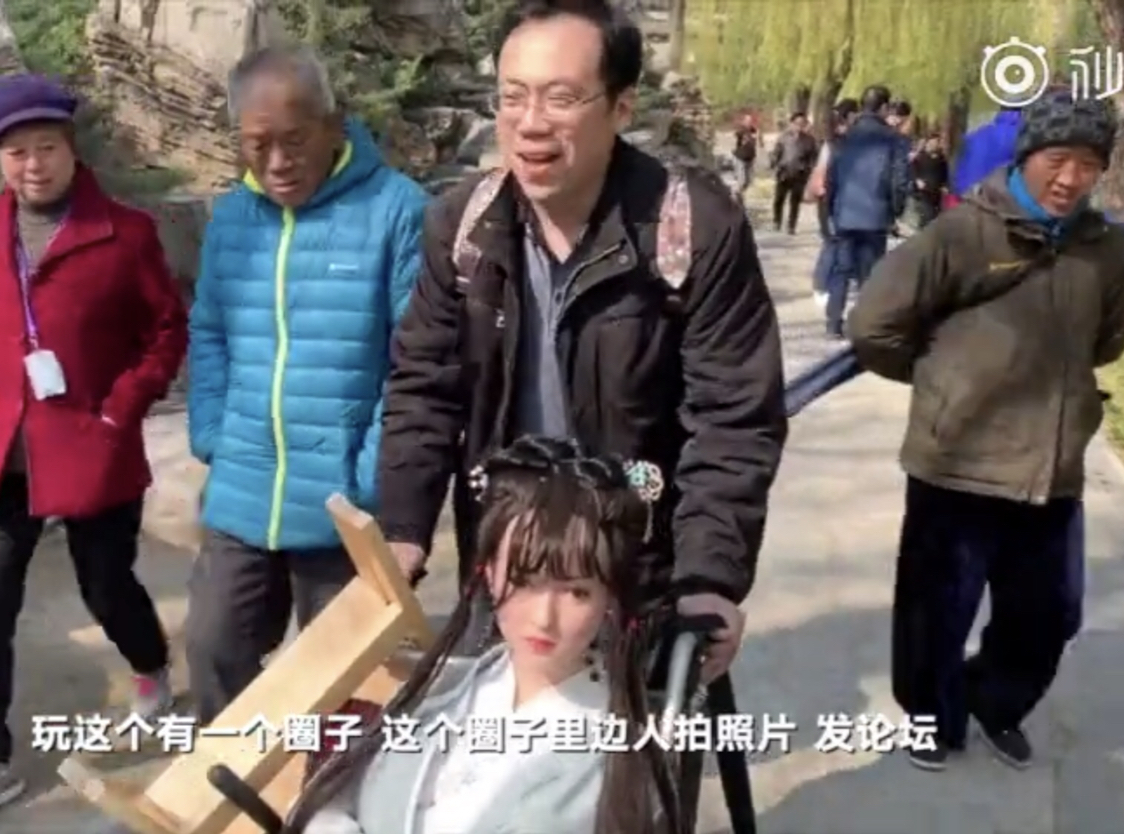 男子帶仿真娃娃扮林黛玉進(jìn)大觀園說明啥?
