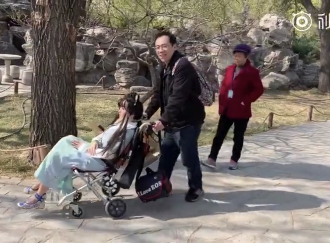 男子帶仿真娃娃扮林黛玉進(jìn)大觀園說明啥?