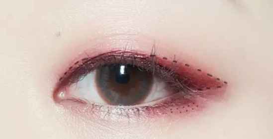 新手怎么畫眼影好看?簡單易學(xué)的技巧學(xué)起來