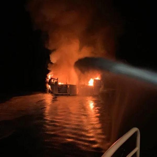 美國(guó)載39人游艇失火,34名乘客死亡,船長(zhǎng)和4名船員逃生 美國(guó)載39人游艇失火,34名乘客死亡,船長(zhǎng)和4名船員逃生