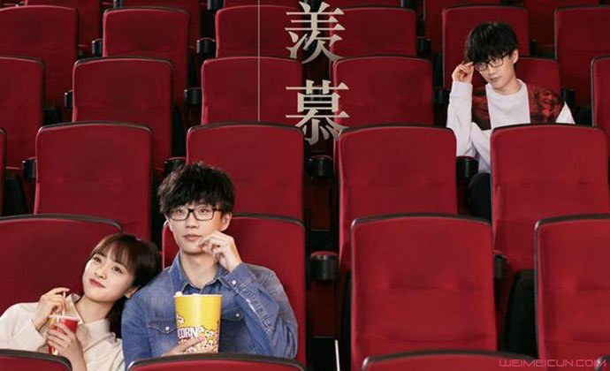 靠在許嵩肩上的是沈月