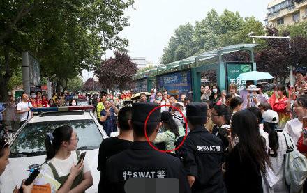 張子楓高考考場外被圍拍怎么回事?現(xiàn)場圖曝光令人擔憂