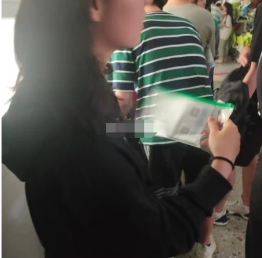 【超低調(diào)】張子楓高考考場外被圍拍 張子楓進場前畫面曝光認真復習超低調(diào)