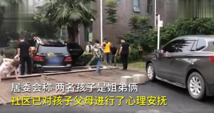 婚車失控姐弟倆被撞視頻