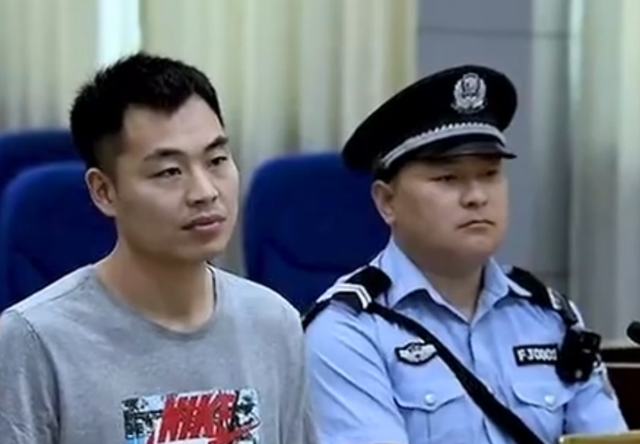 20年后打老師男子想當(dāng)面給老師道歉,關(guān)于老師曾經(jīng)對(duì)他的造成的陰影,他稱已經(jīng)釋?xiě)? data-loaded=