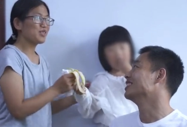 20年后打老師男子想當(dāng)面給老師道歉,關(guān)于老師曾經(jīng)對(duì)他的造成的陰影,他稱已經(jīng)釋?xiě)? data-loaded=