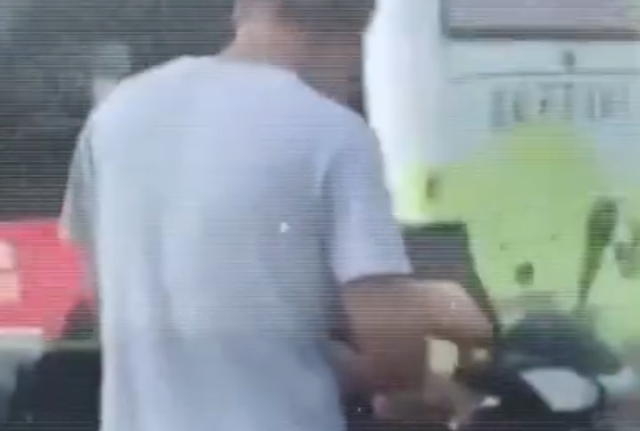 20年后打老師男子想當(dāng)面給老師道歉,關(guān)于老師曾經(jīng)對(duì)他的造成的陰影,他稱已經(jīng)釋?xiě)? data-loaded=