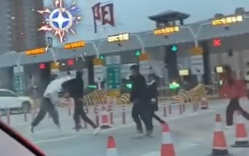 白衣男子高速收費(fèi)站10秒KO兩人被證實(shí)是練搏擊的 警方還原廝打真相