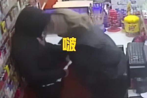 失戀醉漢強(qiáng)吻男店員并搶走千余元 監(jiān)控畫面曝光,男店員崩潰 醉漢強(qiáng)吻男店員,福州一男子強(qiáng)吻店員,失戀醉漢強(qiáng)吻男店員