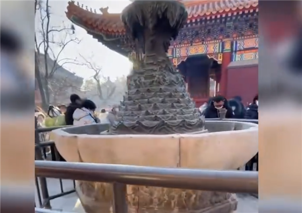 游客誤把燃香扔進(jìn)400年文物里:網(wǎng)友心痛!科普雍和宮須彌山