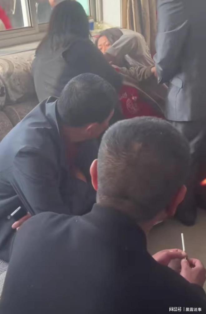 新郎接親被堵門(mén)婚鬧1小時(shí) 丈母娘氣到吃2次救心丸