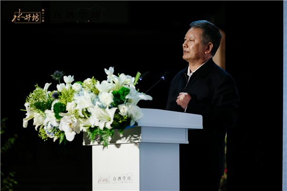 1711085759171012804.jpg 中國(guó)酒業(yè)協(xié)會(huì)名酒收藏委員會(huì)副理事長(zhǎng)胡義明在“白酒學(xué)坊·360行”周年慶特色版活動(dòng)中發(fā)言.jpg