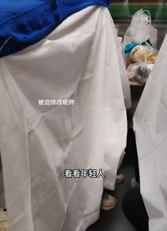 阿姨吐槽年輕人臥鋪掛簾子不讓坐 網(wǎng)友評(píng)論一邊倒:別道德綁架