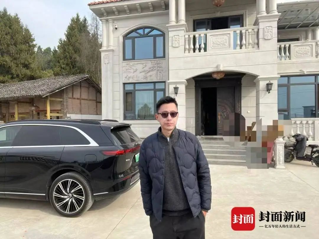 靠搬磚務(wù)工,他買車建房,實(shí)現(xiàn)屬于自己的“小目標(biāo)”。(受訪者供圖)