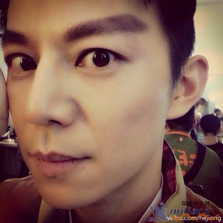 何炅粗眉變裝