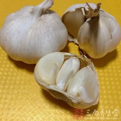 晚上吃這些讓你容易近視 大蒜吃多了對于視力有很大的傷害