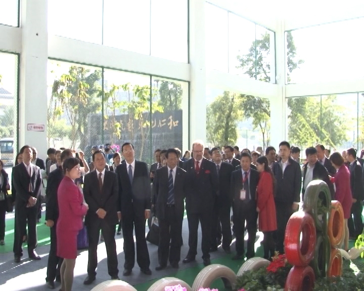 2015-11-16 領(lǐng)導(dǎo)嘉賓等參觀自博會旅游展和南亞東南亞產(chǎn)品展3.JPG