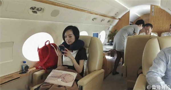 王健林直播斗地主熊貓TV全程直播 價(jià)值3億元私人飛機(jī)內(nèi)現(xiàn)魯豫