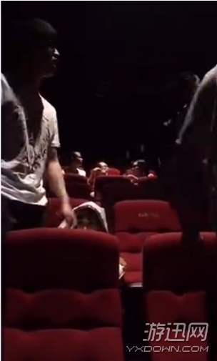 宅男帶充氣娃娃看《魔獸》 女友被摸引部落聯(lián)盟大戰(zhàn) 宅男帶充氣娃娃看《魔獸》 女友被摸引部落聯(lián)盟大戰(zhàn)