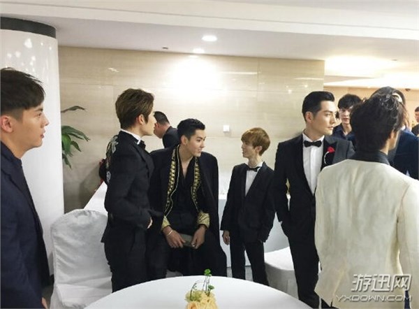 有圖有真相!身高187cm的吳亦凡坐著也比小四郭敬明高