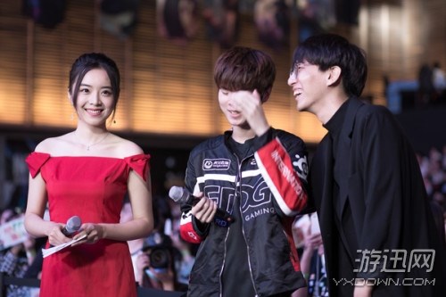 LPL新晉女主持長腿逆天 曾和小伙伴一起通宵LOL(圖) LPL新晉女主持長腿逆天 曾和小伙伴一起通宵LOL(圖)