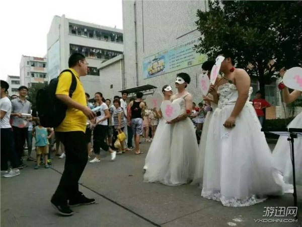 最牛師生戀!湖南某大學(xué)女老師穿婚紗向男學(xué)生求婚