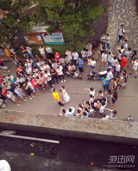 最牛師生戀!湖南某大學(xué)女老師穿婚紗向男學(xué)生求婚