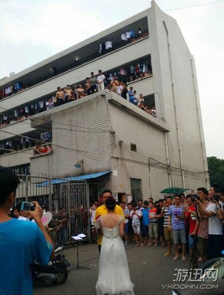 最牛師生戀!湖南某大學(xué)女老師穿婚紗向男學(xué)生求婚