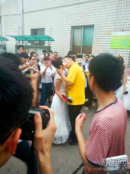 最牛師生戀!湖南某大學(xué)女老師穿婚紗向男學(xué)生求婚