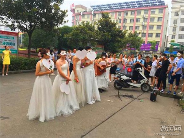 最牛師生戀!湖南某大學(xué)女老師穿婚紗向男學(xué)生求婚