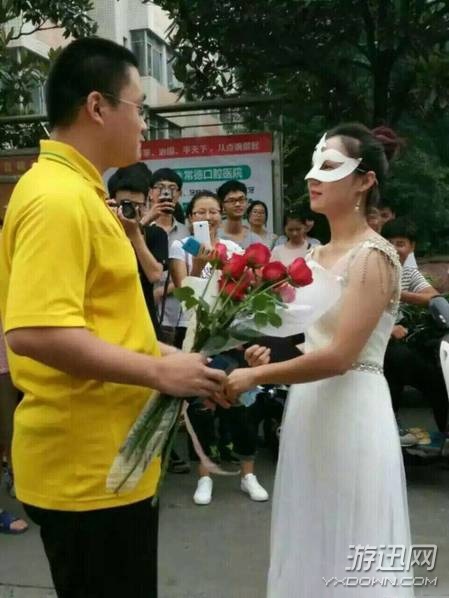 最牛師生戀!湖南某大學(xué)女老師穿婚紗向男學(xué)生求婚