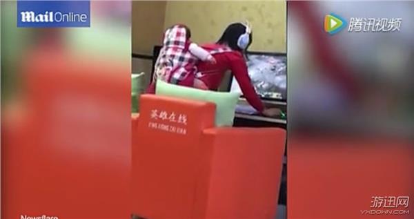 最不坑隊友LOL玩家誕生 網(wǎng)吧驚現(xiàn)母親背嬰兒打團